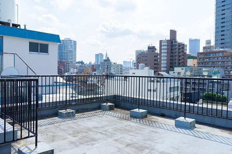 【曙橋駅3分】MV等の商用撮影に適した大都会新宿の街並みが望めるスタジオ屋上にあるスペース