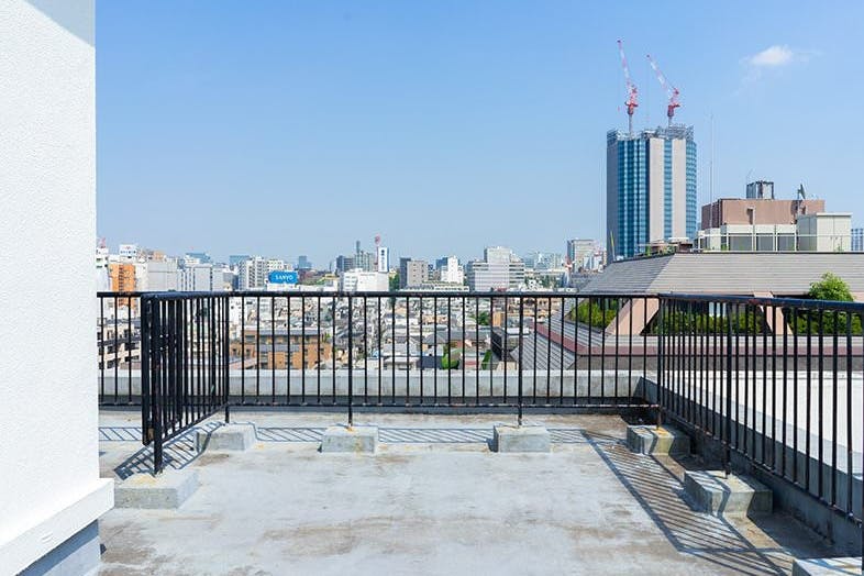 【曙橋駅3分】MV等の商用撮影に適した大都会新宿の街並みが望めるスタジオ屋上にあるスペース