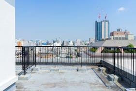 【曙橋駅3分】MV等の商用撮影に適した大都会新宿の街並みが望めるスタジオ屋上にあるスペース