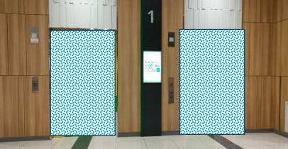 【イオンモール豊川】モール内広告 エレベーター扉の画像