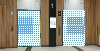 【イオンモール豊川】モール内広告 エレベーター扉の画像