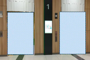 【イオンモール豊川】モール内広告 エレベーター扉