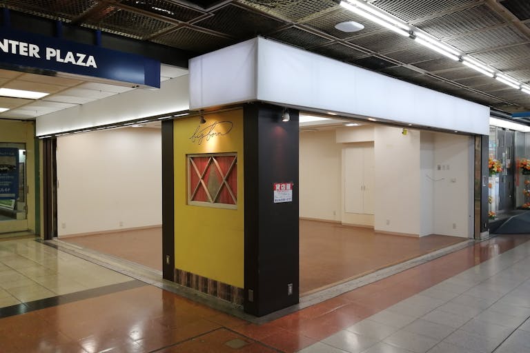 【物件全体外観】角地で東と南の2面が通りに面しオープンになっています。