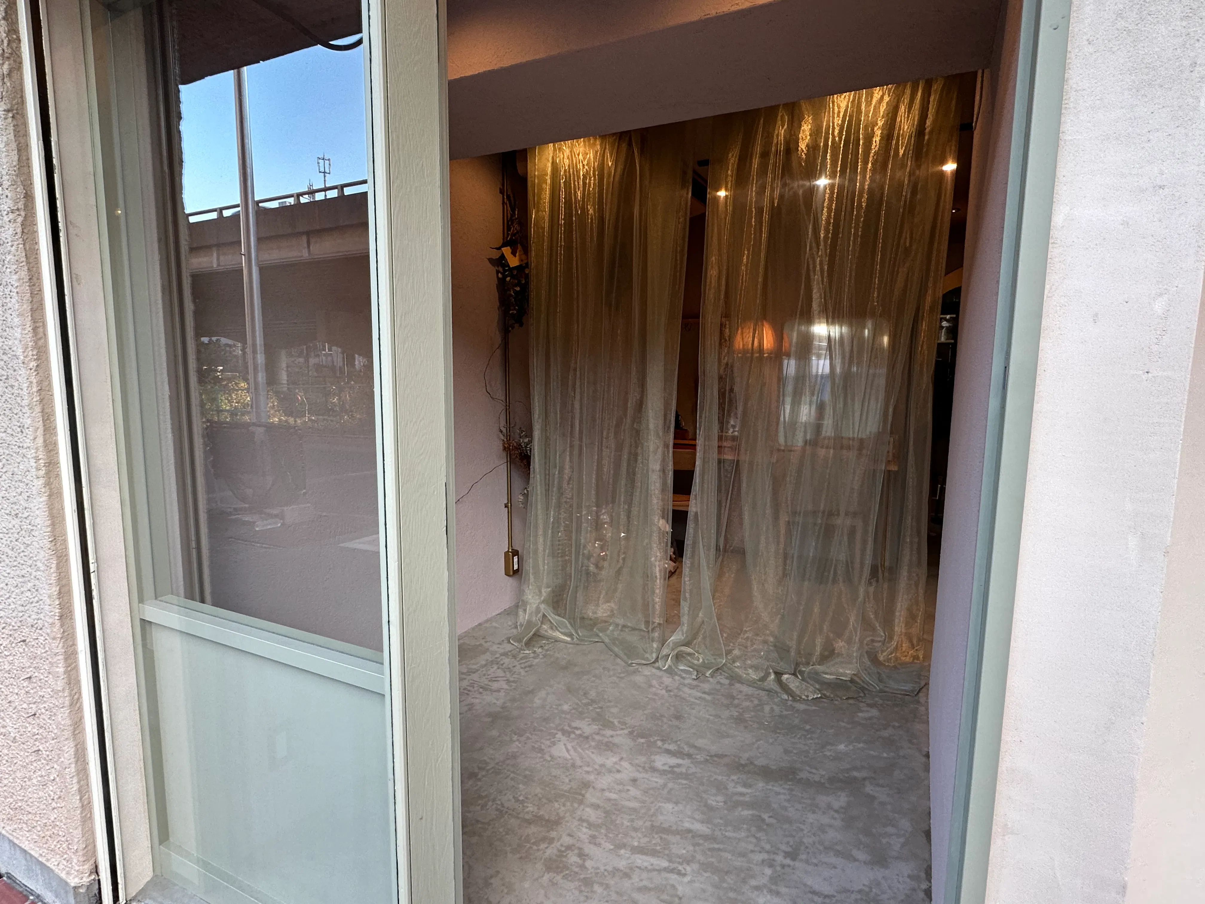 【桃山台駅7分】食品や小物の販売・展示に利用可能な美容室内のレンタルスペース