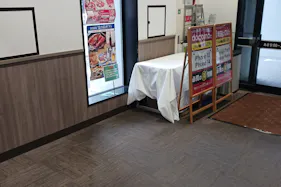 【レガネット姪の浜】店舗南側風除室 販促プロモーションや物販に最適なスーパー店内催事イベントスペース