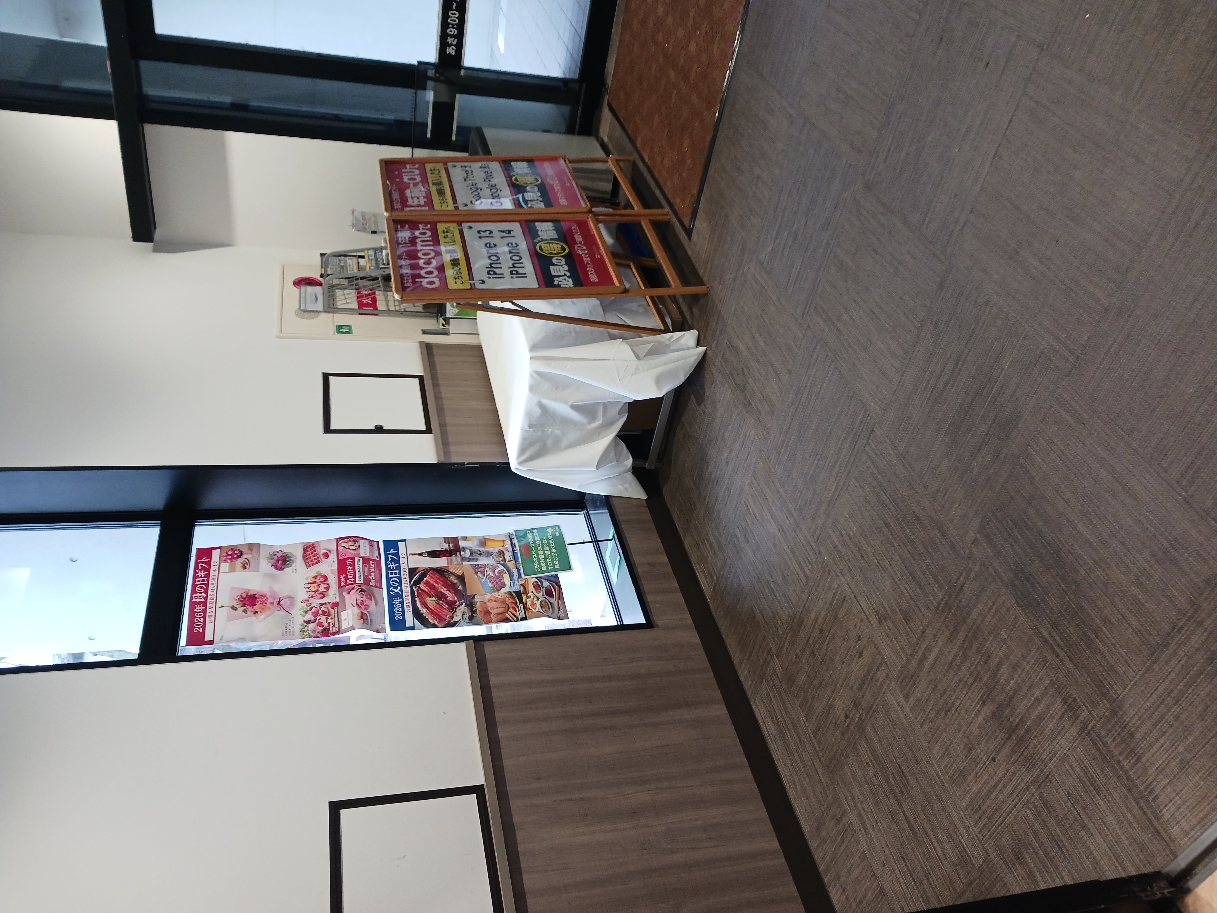 【レガネット姪の浜】店舗南側風除室 販促プロモーションや物販に最適なスーパー店内催事イベントスペース
