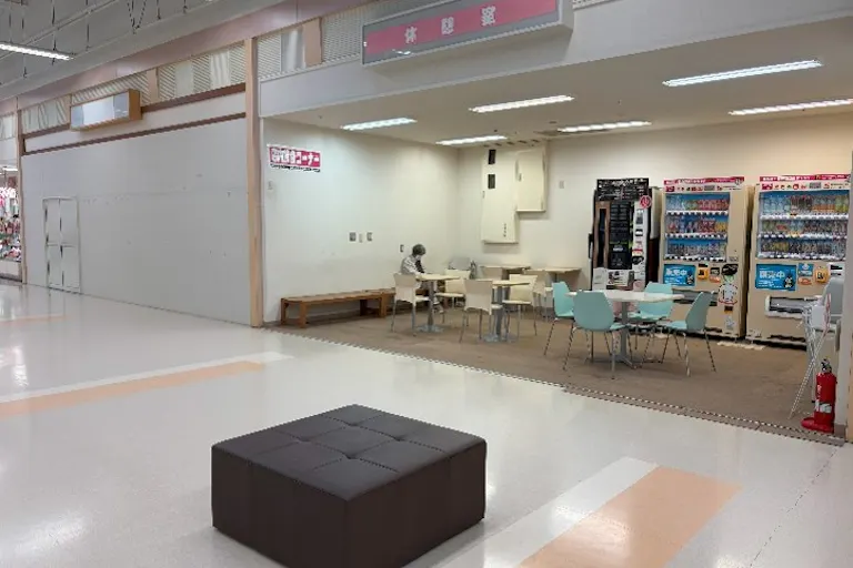 【イオンスーパーセンター加美店】休憩所となり 販促プロモーションや物販に最適なスーパー店内催事イベントスペースの画像3