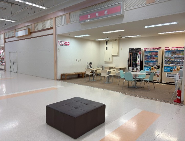 【イオンスーパーセンター加美店】休憩所となり 販促プロモーションや物販に最適なスーパー店内催事イベントスペース