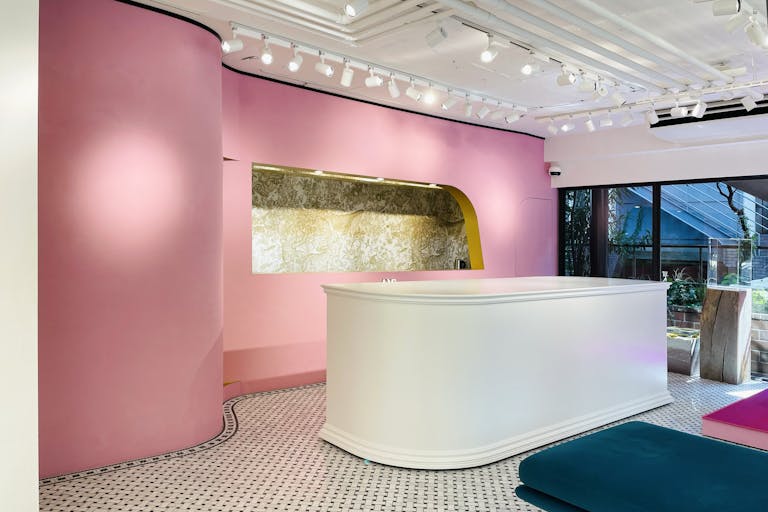 【代官山・渋谷7分】 撮影及び展示会に最適なガラス張り2面採光の八幡通り沿いスペースの画像2