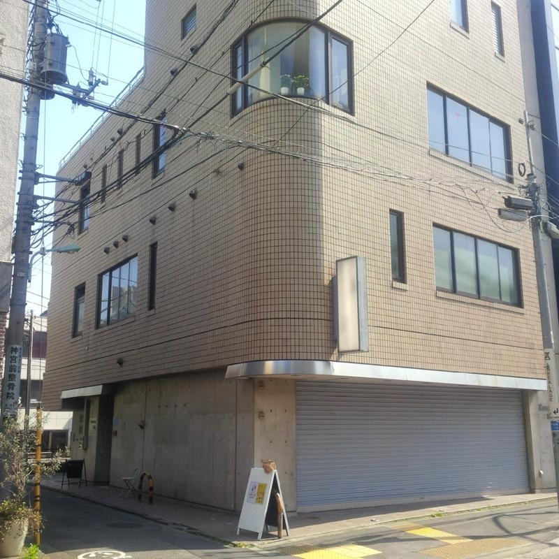 スペースのある建物のお写真です