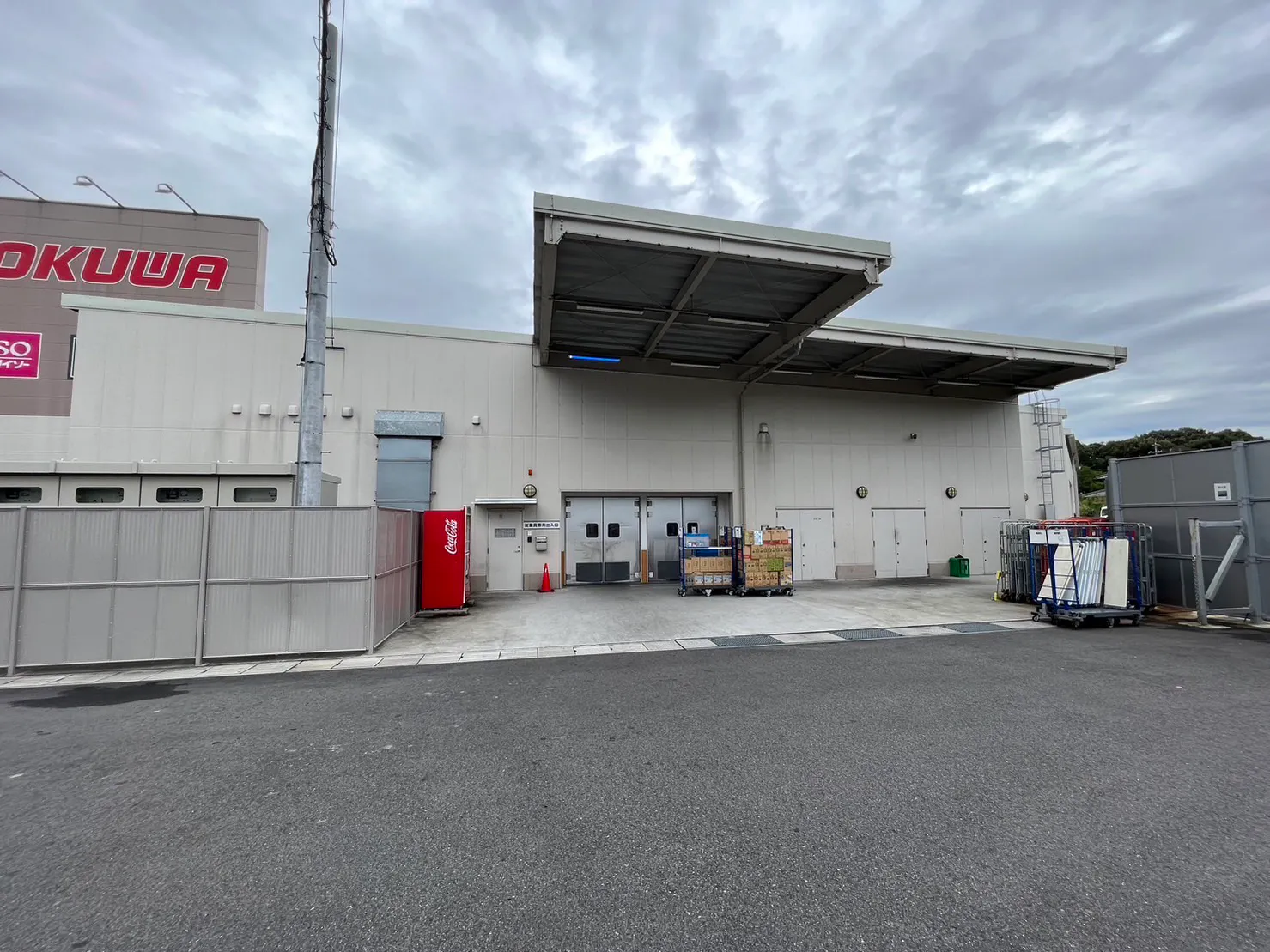 【スーパーセンターオークワ多治見】販促プロモーションに最適な風除室スペース