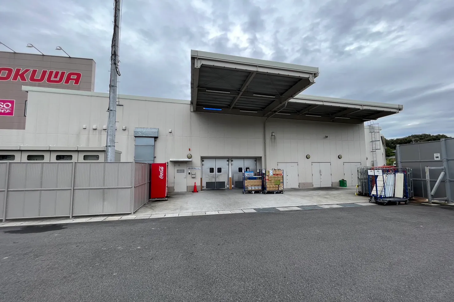 【スーパーセンターオークワ多治見】販促プロモーションに最適な風除室スペース