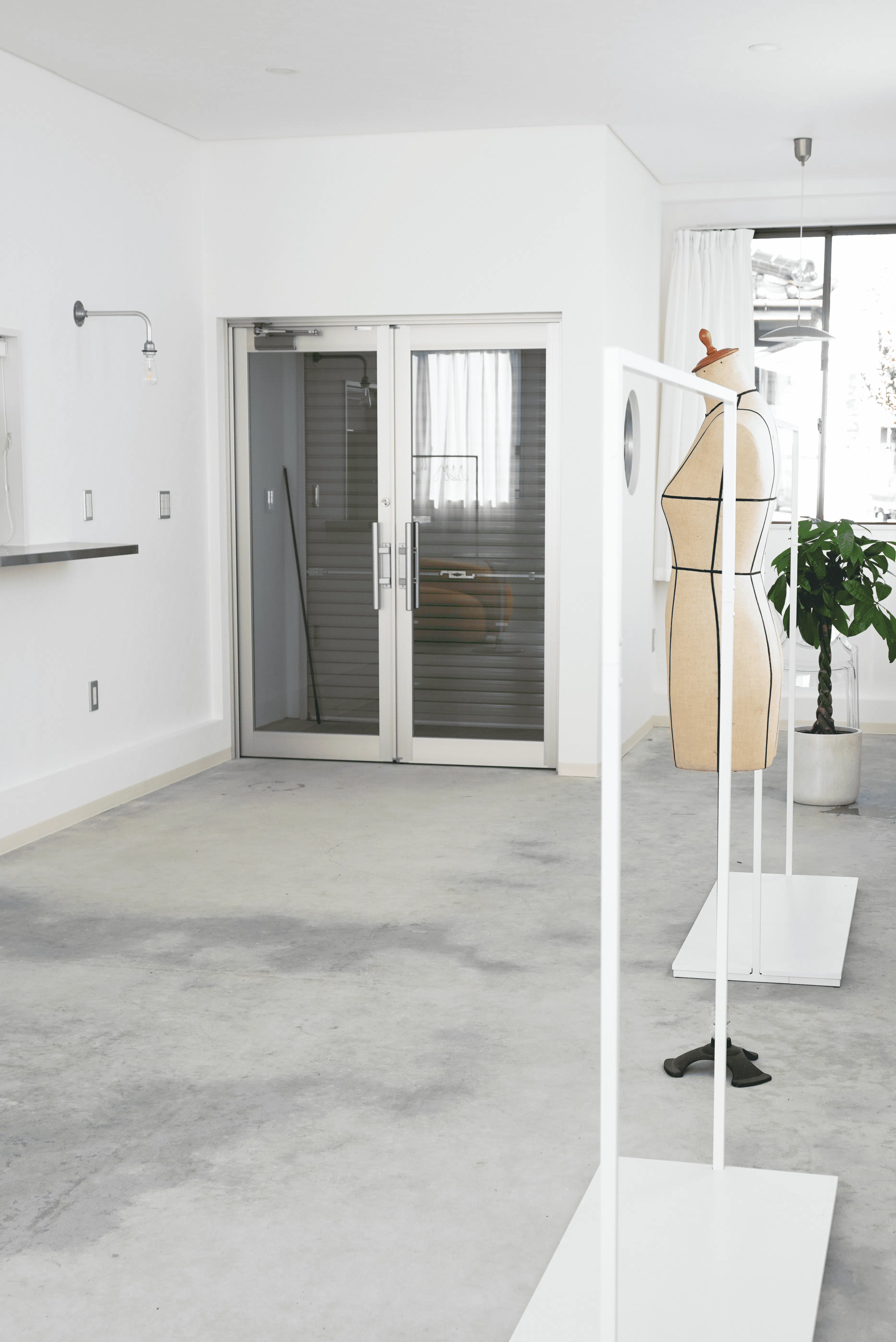 【上田駅】撮影、展示会に最適な白を基調としたレンタルギャラリー