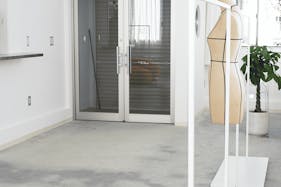 【上田駅】撮影、展示会に最適な白を基調としたレンタルギャラリー