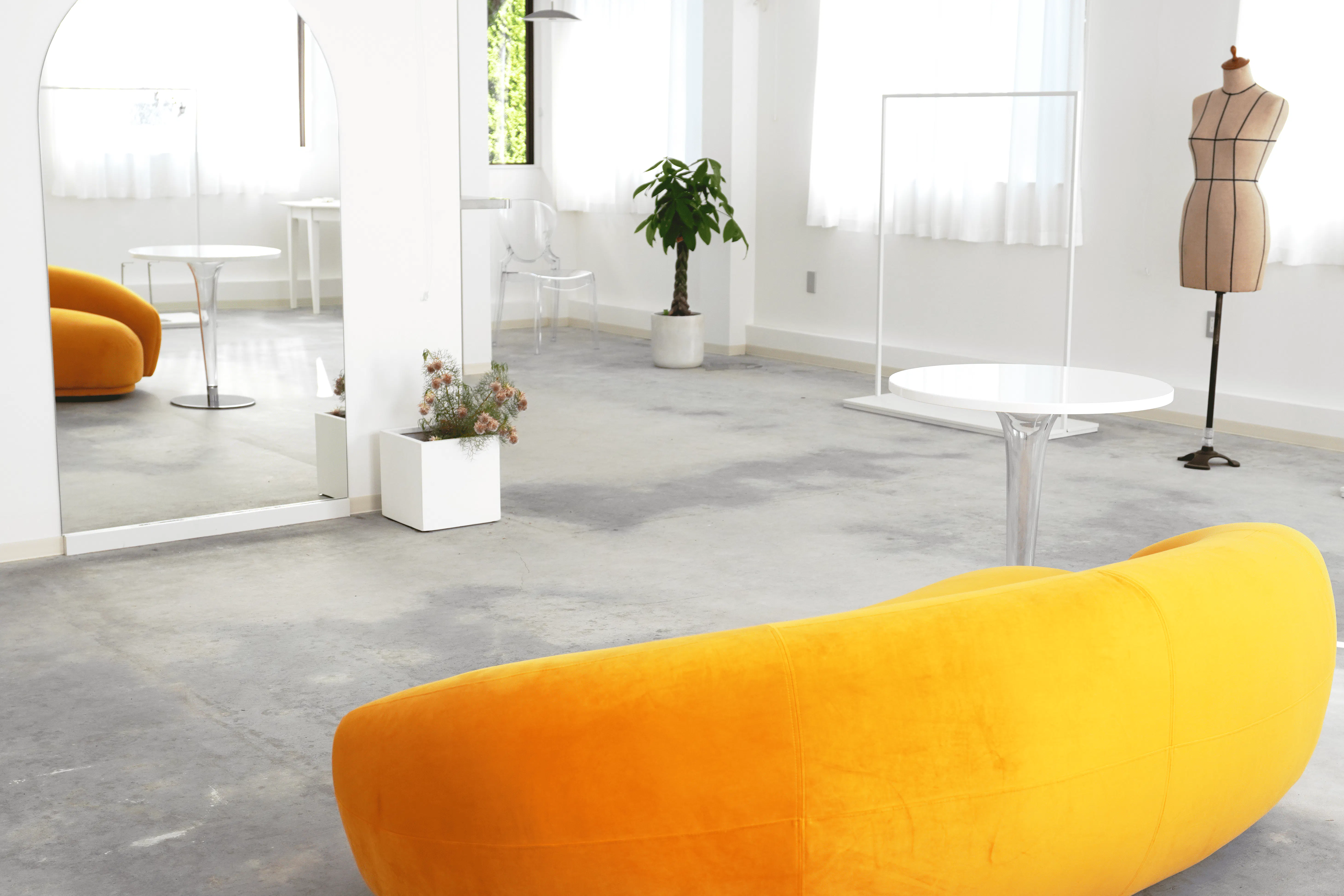 【上田駅】撮影、展示会に最適な白を基調としたレンタルギャラリー