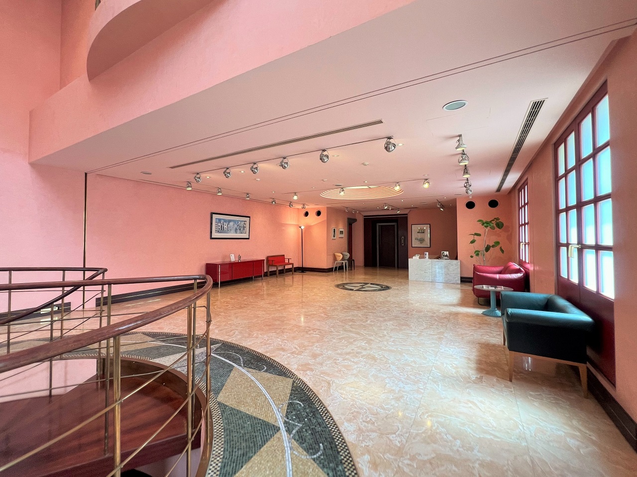 外光が射し込み開放的な１階フロア