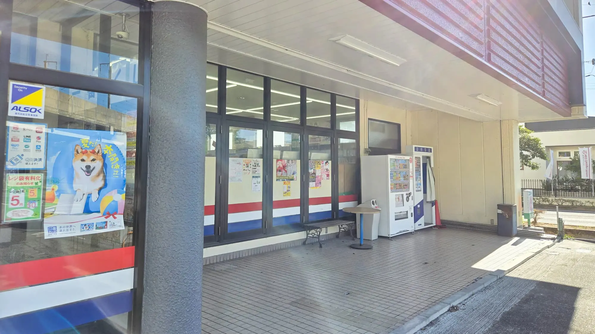 【明屋書店川内店】会員獲得プロモーションに最適!フィットネスジム併設の大型書店の屋根付き軒下催事スペース