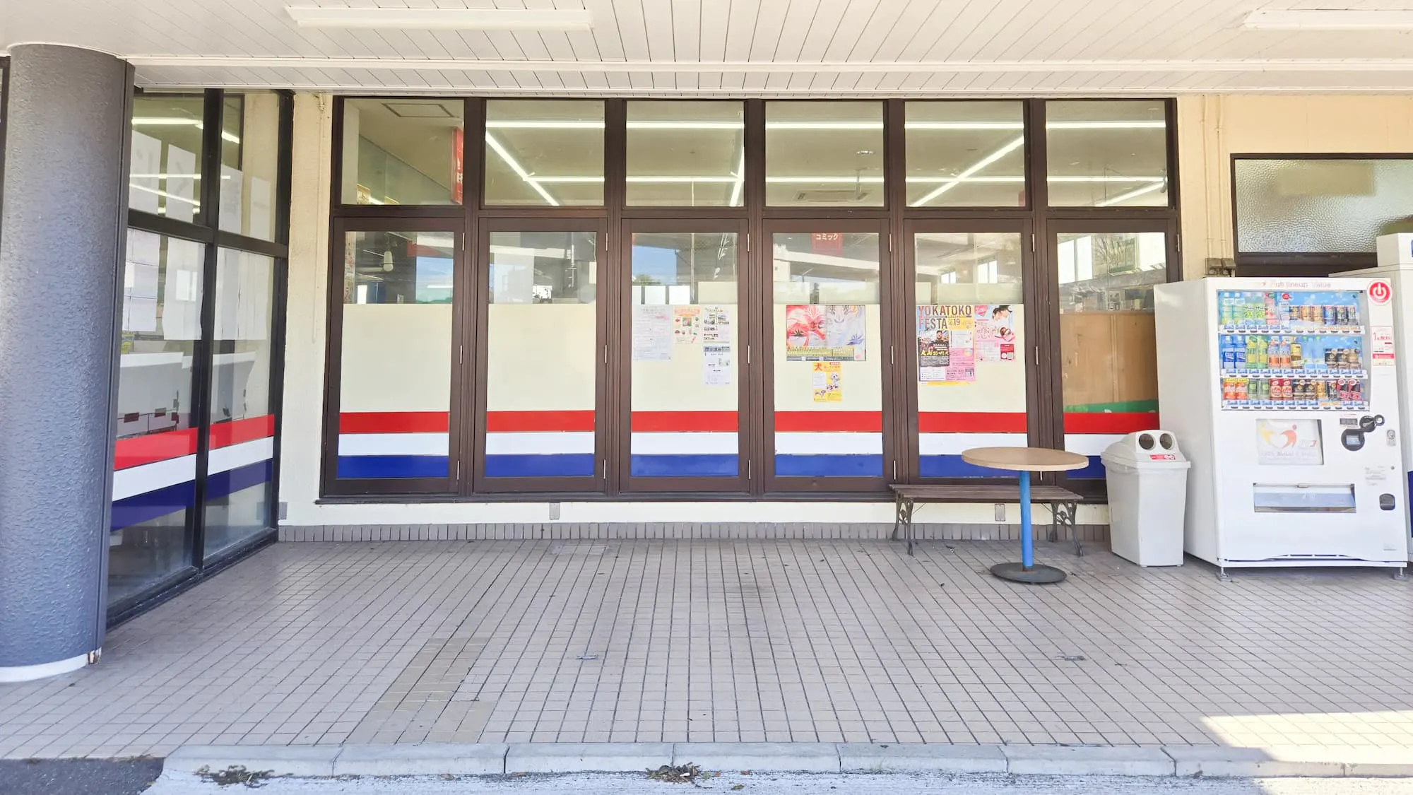 【明屋書店川内店】会員獲得プロモーションに最適!フィットネスジム併設の大型書店の屋根付き軒下催事スペース