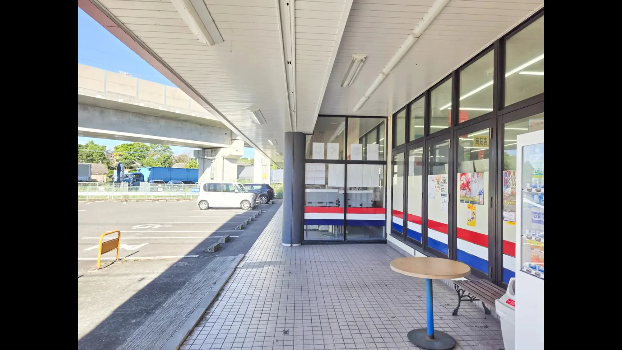 【明屋書店川内店】会員獲得プロモーションに最適!フィットネスジム併設の大型書店の屋根付き軒下催事スペース