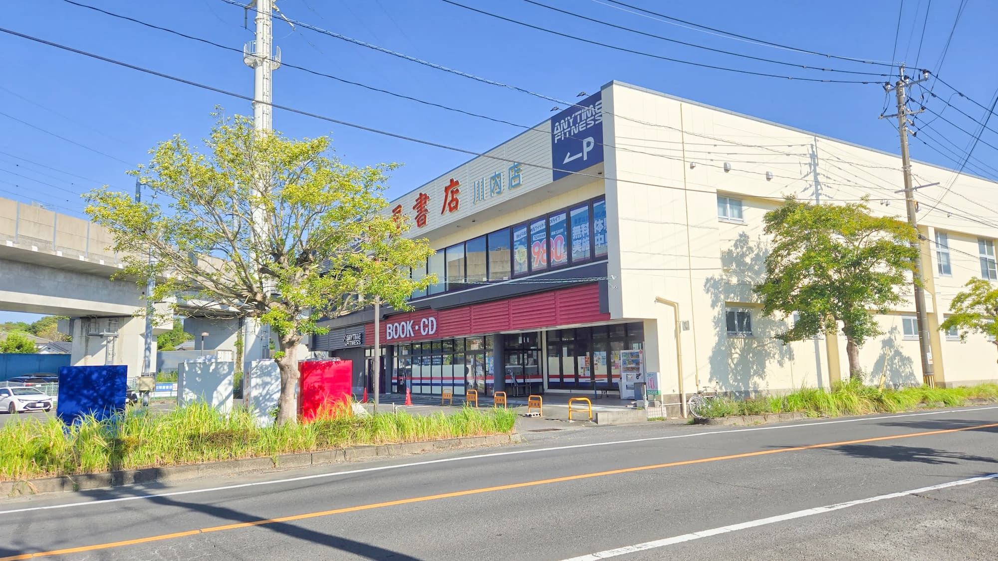 【明屋書店川内店】会員獲得プロモーションに最適！フィットネスジム併設の大型書店の屋根付き軒下催事スペース