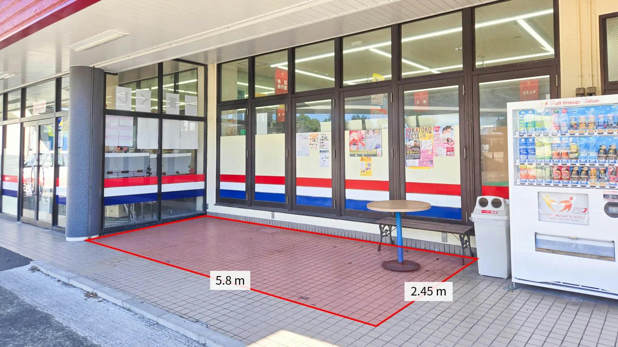 【明屋書店川内店】会員獲得プロモーションに最適!フィットネスジム併設の大型書店の屋根付き軒下催事スペース