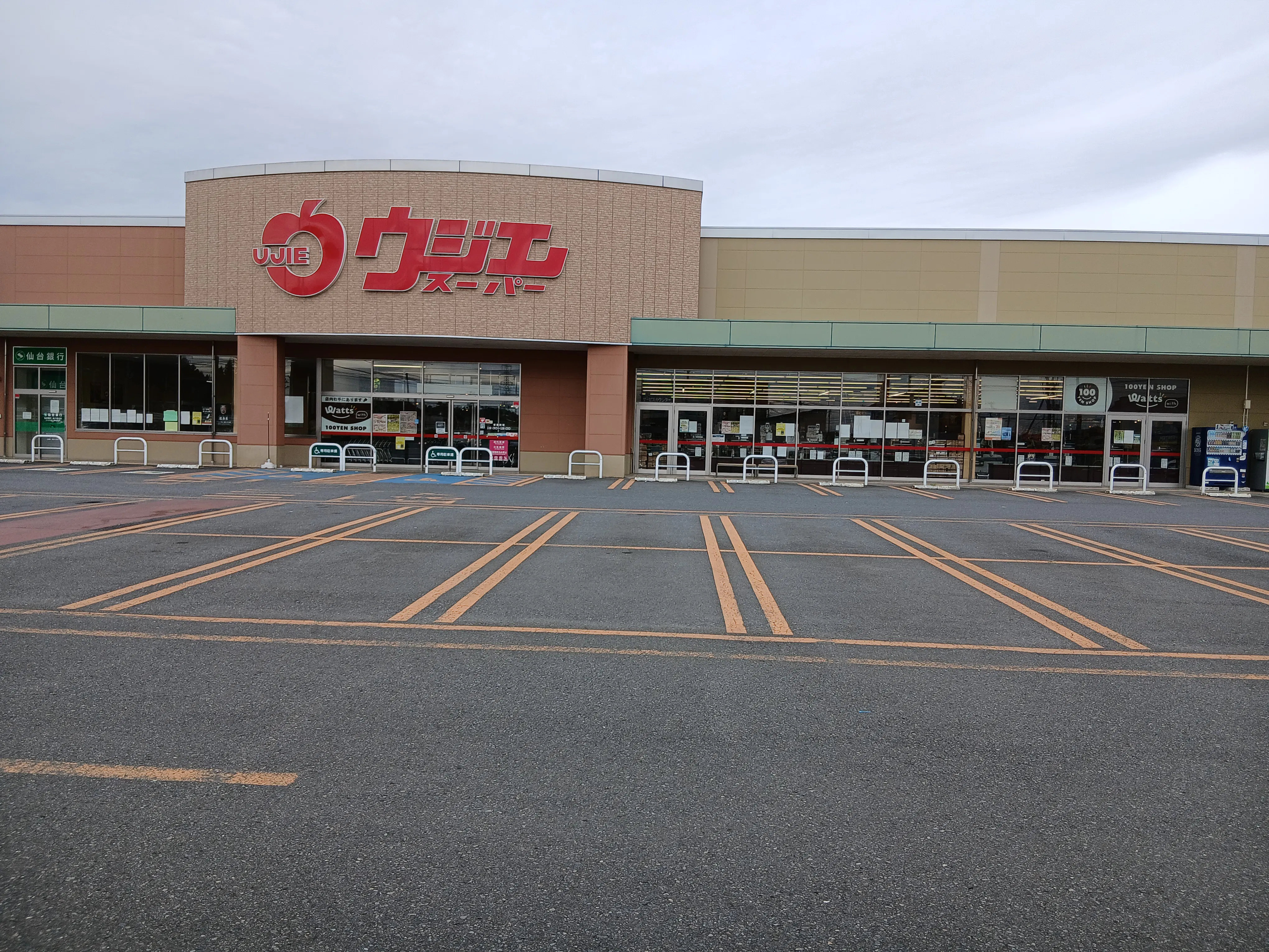 【ウジエスーパー栗駒店】キッチンカーや食物販に最適な駐車場（クリーニング側）スペース