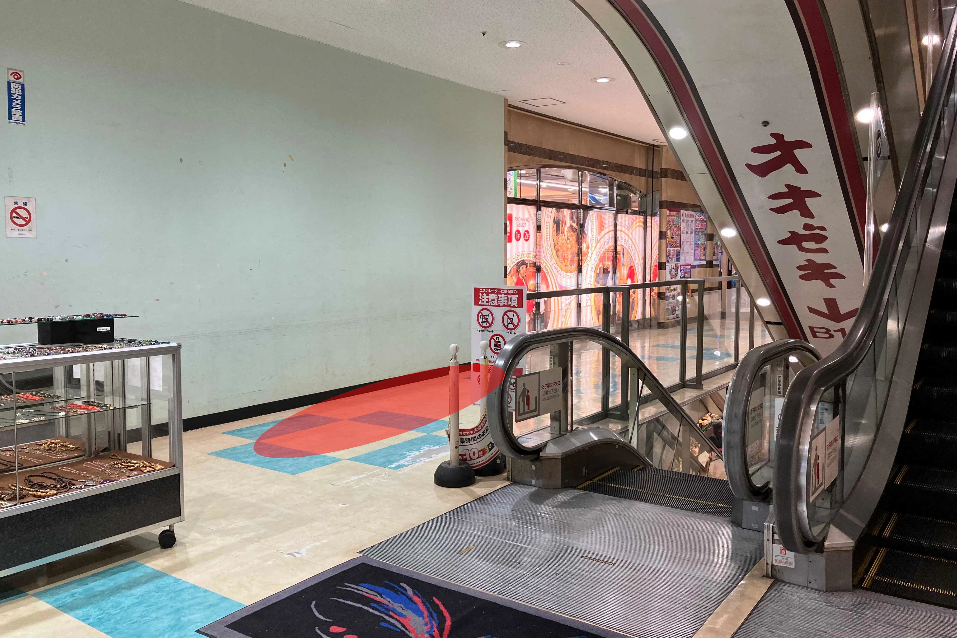 【大森駅前ビル】個包装の食物販やアパレルの販売に最適な大型スーパー入居の駅チカ商業施設の正面入口奥に位置するイベントスペース(間口6M)