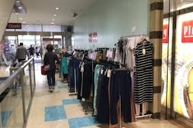 【大森駅前ビル】個包装の食物販やアパレルの販売に最適な大型スーパー入居の駅チカ商業施設の正面入口奥に位置するイベントスペース(間口6M)