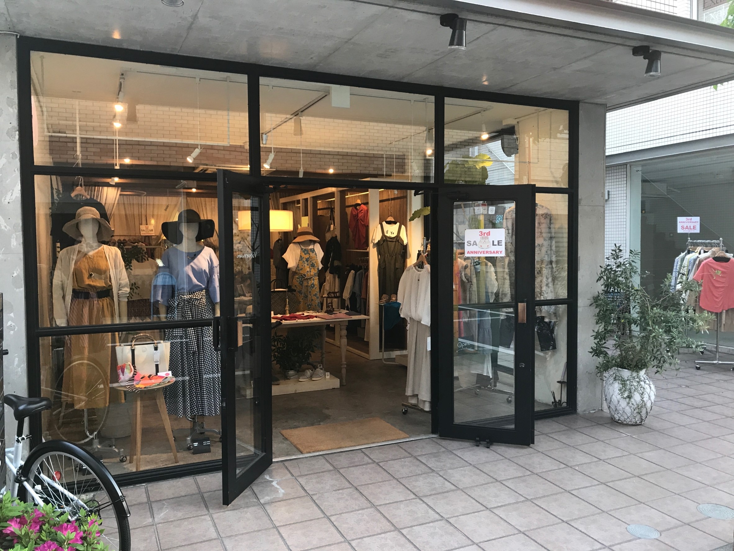 ファザード部分も全面ガラスで店内がよく見えます