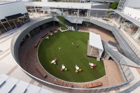 【もりのみやキューズモールBASE】「①1F BASEパーク」大規模プロモーションや音楽イベント、展示会に利用可能な開放的な屋外の芝生広場スペース