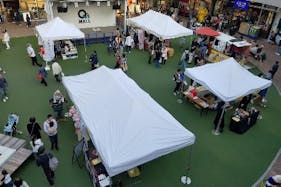 【もりのみやキューズモールBASE】「①1F BASEパーク」大規模プロモーションや音楽イベント、展示会に利用可能な開放的な屋外の芝生広場スペース