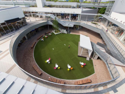 【もりのみやキューズモールBASE】「①1F BASEパーク」大規模プロモーションや音楽イベント、展示会に利用可能な開放的な屋外の芝生広場スペース