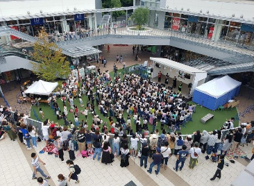 【もりのみやキューズモールBASE】「①1F BASEパーク」大規模プロモーションや音楽イベント、展示会に利用可能な開放的な屋外の芝生広場スペース