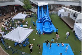 【もりのみやキューズモールBASE】「①1F BASEパーク」大規模プロモーションや音楽イベント、展示会に利用可能な開放的な屋外の芝生広場スペース