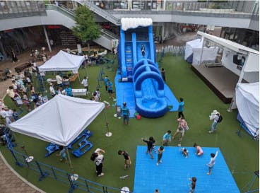 【もりのみやキューズモールBASE】「①1F BASEパーク」大規模プロモーションや音楽イベント、展示会に利用可能な開放的な屋外の芝生広場スペース