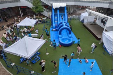 【もりのみやキューズモールBASE】「①1F BASEパーク」大規模プロモーションや音楽イベント、展示会に利用可能な開放的な屋外の芝生広場スペース