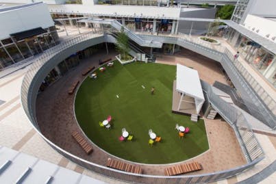 【もりのみやキューズモールBASE】「①1F BASEパーク」大規模プロモーションや音楽イベント、展示会に利用可能な開放的な屋外の芝生広場スペース