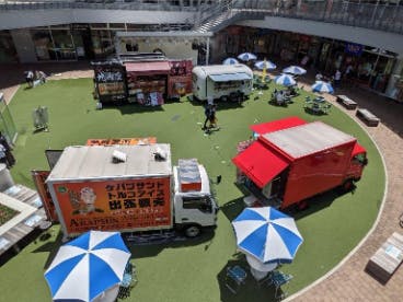 【もりのみやキューズモールBASE】「①1F BASEパーク」大規模プロモーションや音楽イベント、展示会に利用可能な開放的な屋外の芝生広場スペース