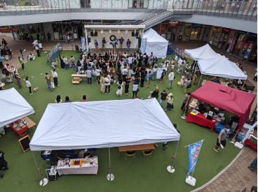 【もりのみやキューズモールBASE】「①1F BASEパーク」大規模プロモーションや音楽イベント、展示会に利用可能な開放的な屋外の芝生広場スペース