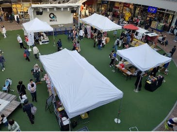 【もりのみやキューズモールBASE】「①1F BASEパーク」大規模プロモーションや音楽イベント、展示会に利用可能な開放的な屋外の芝生広場スペース