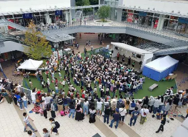 【もりのみやキューズモールBASE】「①1F BASEパーク」大規模プロモーションや音楽イベント、展示会に利用可能な開放的な屋外の芝生広場スペース