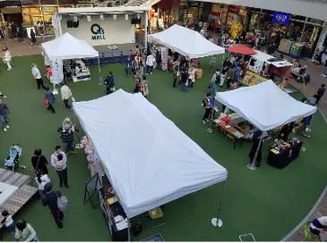 【もりのみやキューズモールBASE】「①1F BASEパーク」大規模プロモーションや音楽イベント、展示会に利用可能な開放的な屋外の芝生広場スペース