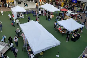 【もりのみやキューズモールBASE】「①1F BASEパーク」大規模プロモーションや音楽イベント、展示会に利用可能な開放的な屋外の芝生広場スペース