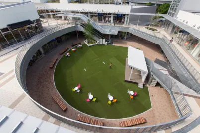 【もりのみやキューズモールBASE】「①1F BASEパーク」大規模プロモーションや音楽イベント、展示会に利用可能な開放的な屋外の芝生広場スペース