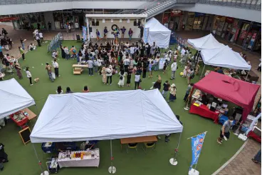 【もりのみやキューズモールBASE】「①1F BASEパーク」大規模プロモーションや音楽イベント、展示会に利用可能な開放的な屋外の芝生広場スペース