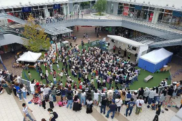 【もりのみやキューズモールBASE】「①1F BASEパーク」大規模プロモーションや音楽イベント、展示会に利用可能な開放的な屋外の芝生広場スペース