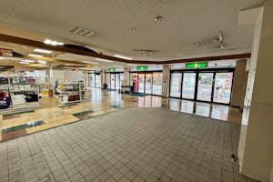 【フレッシュコア】販促プロモーションや物販イベントに適した地元の方に愛されるスーパーのバス停側の空き区画スペース2