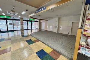 【フレッシュコア】販促プロモーションや物販イベントに適した地元の方に愛されるスーパーのバス停側の空き区画スペース2