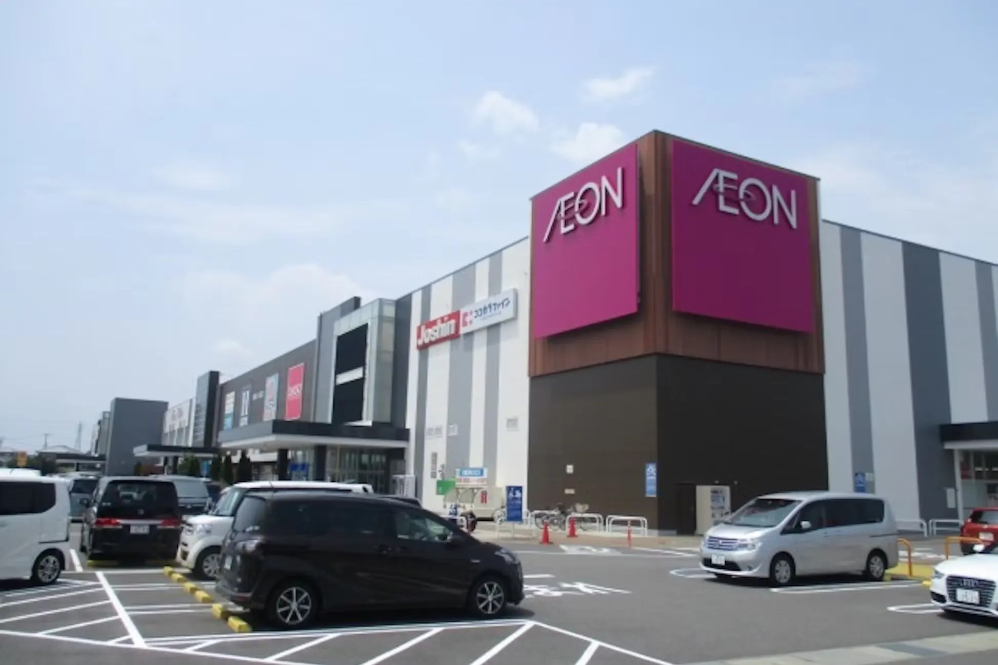 【イオンタウン津城山】キッチンカー等の出張販売イベントに最適なメイン出入り口の中間にあるキッチンカー用屋外スペース