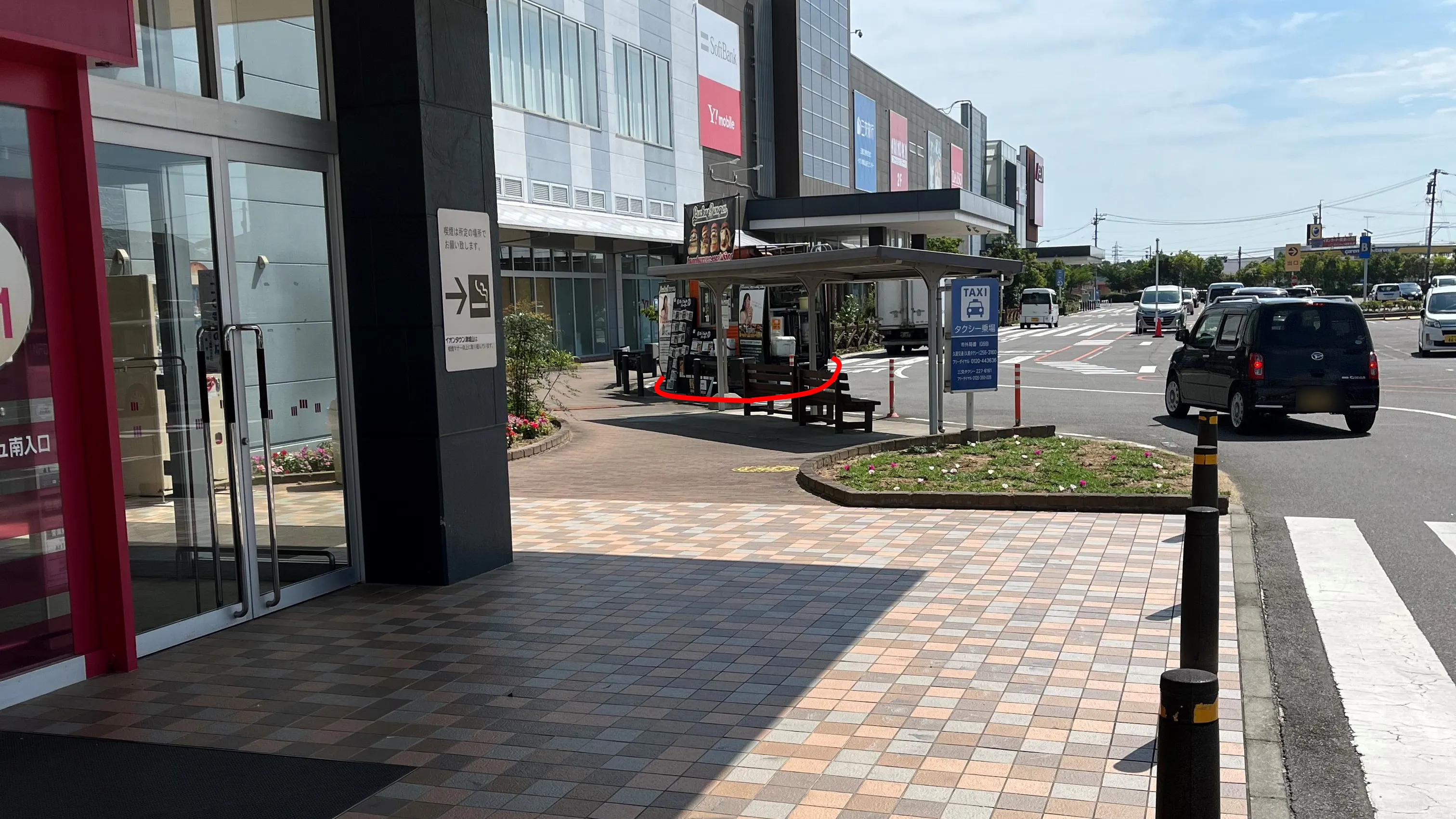 【イオンタウン津城山】キッチンカー等の出張販売イベントに最適なメイン出入り口の中間にあるキッチンカー用屋外スペース